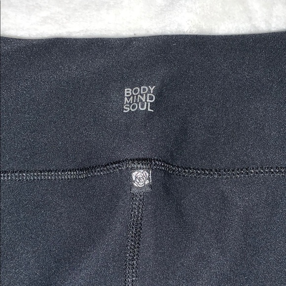 La Vie En Rose Cropped Mesh Detail Active Leggings - Picture 11 of 13